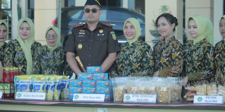 Peduli Masyarakat, Kejari Gorontalo Utara Gelar Pasar Murah di Halaman Kantor