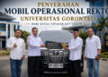 Ketua Yayasan DLP Gorontalo Serahkan Mobil Operasional Toyota Alphard untuk Rektor Universitas Gorontalo