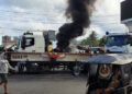 3 Jam Akses Jalan Perlimaan Lumpuh Total, Massa Aksi Mahasiswa dan Sopir Kontainer Masih Blokade Jalan