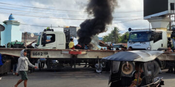 3 Jam Akses Jalan Perlimaan Lumpuh Total, Massa Aksi Mahasiswa dan Sopir Kontainer Masih Blokade Jalan