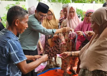 Ketua DPRD Gorontalo Utara Deddy Dunggio Salurkan Daging Kurban kepada Warga pada Idul Adha 1447 H