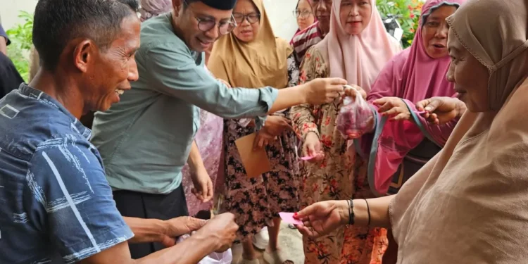 Ketua DPRD Gorontalo Utara Deddy Dunggio Salurkan Daging Kurban kepada Warga pada Idul Adha 1447 H