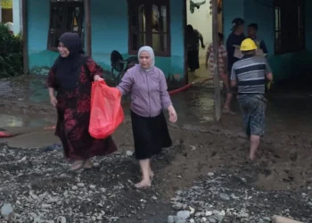 Banjir Rendam Biau, Fatri Botutihe Salurkan Bantuan Makanan Siap Saji kepada Warga