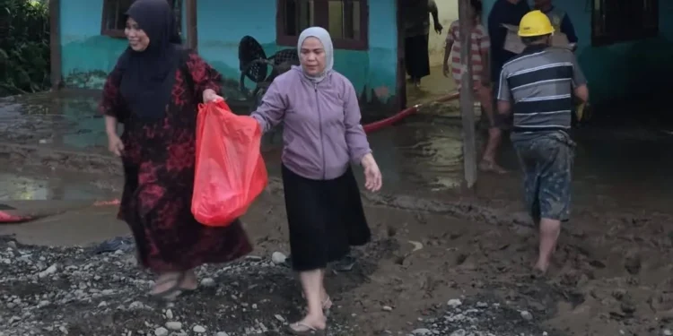Banjir Rendam Biau, Fatri Botutihe Salurkan Bantuan Makanan Siap Saji kepada Warga