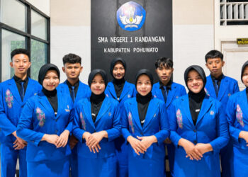 Di Balik Prestasi Tim LCC SMA 1 Randangan, Ada Dukungan Kepala Sekolah : Terima Kasih Ibu Rosna Jaelani