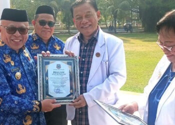 Pensiun dari ASN Bukan Akhir Pengabdian, Dokter Senior Gorontalo Terima Penghargaan