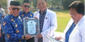 Pensiun dari ASN Bukan Akhir Pengabdian, Dokter Senior Gorontalo Terima Penghargaan